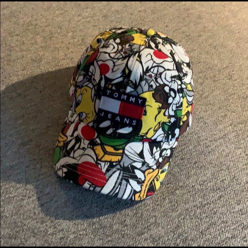 New with tag Looney tunes x Tommy jeans hat OS.